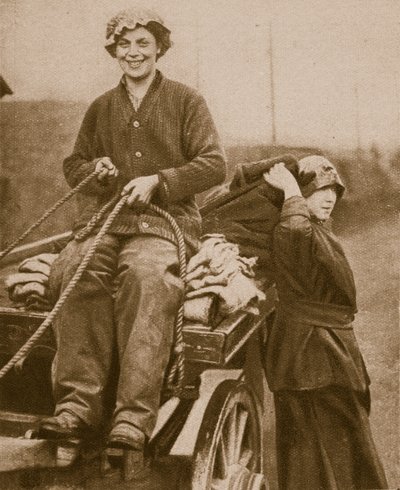 Femmes travaillant à conduire une charrette, 1914-19 - English Photographer